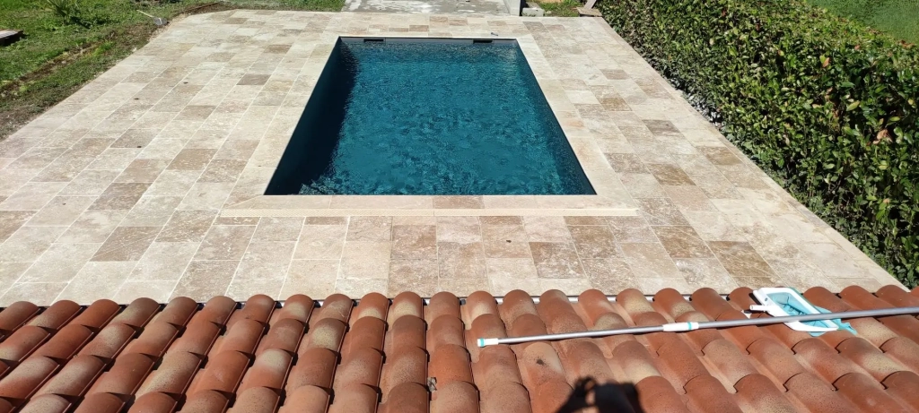 Plage piscine en travertin pierre naturelle