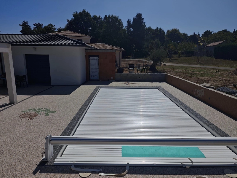 Moquette de pierre pour une plage de piscine et d'un muret